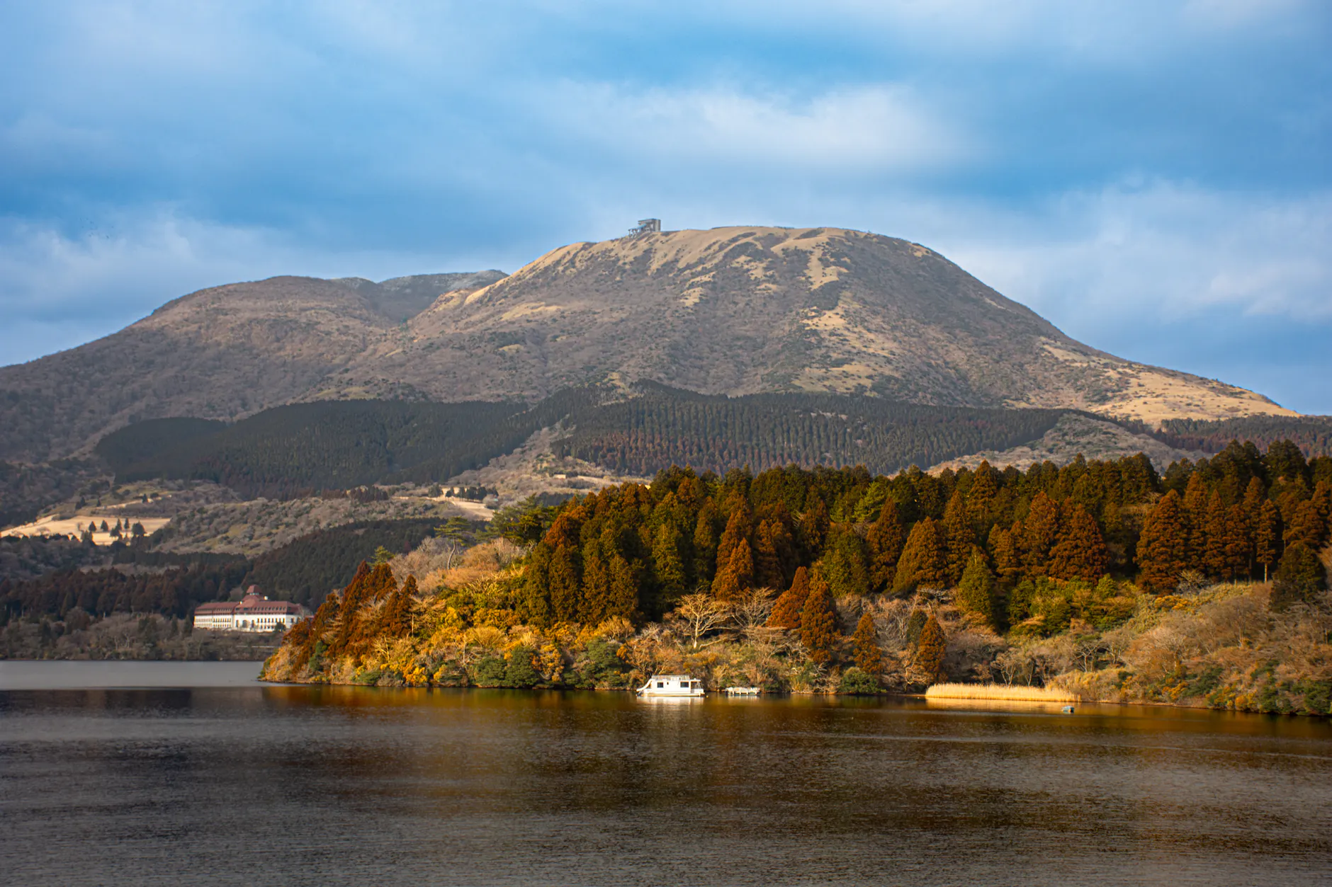 Stunning view of Lake Ashi with Mount Hakone in the backdrop, Japan.
