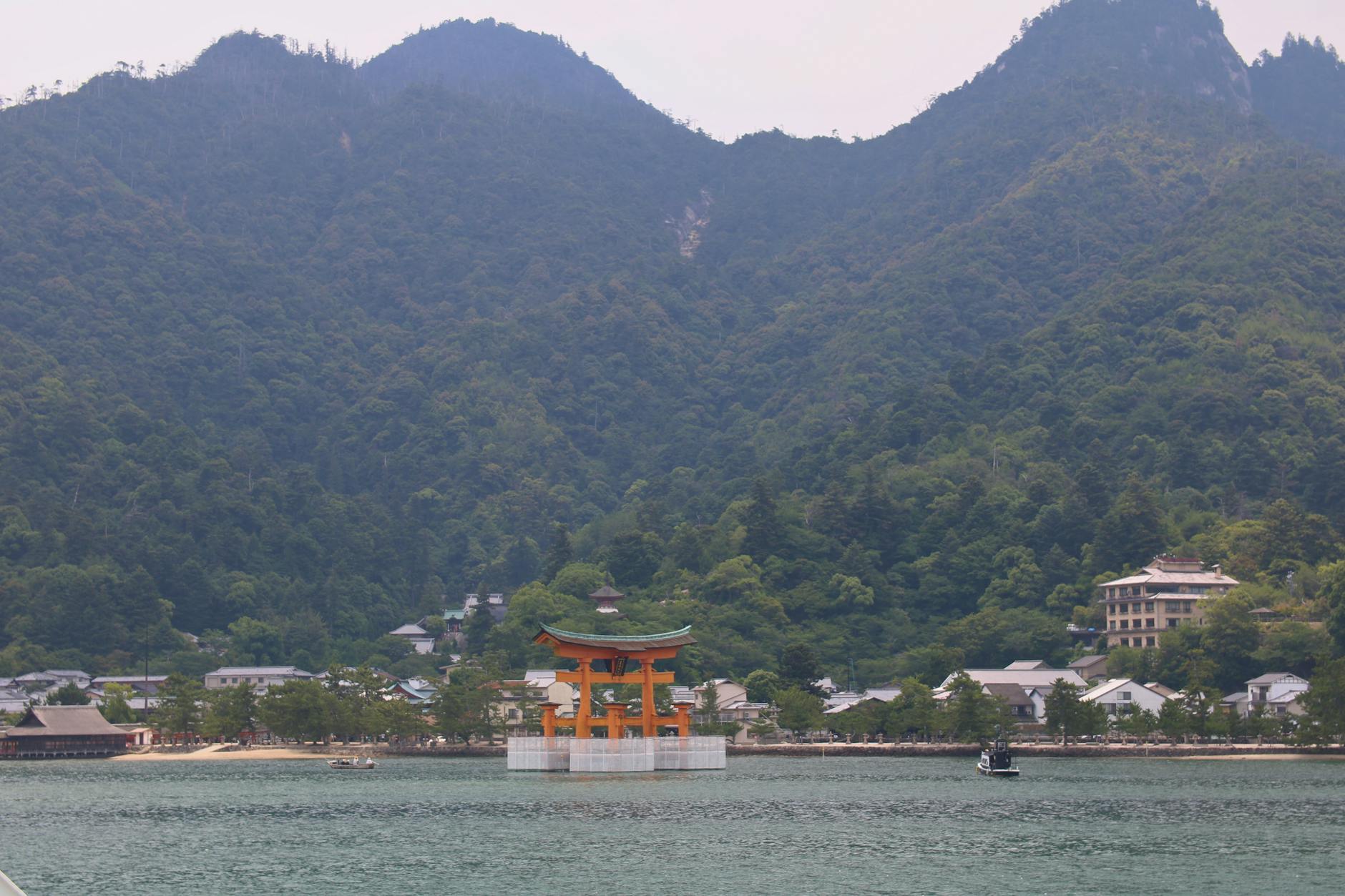 miyajima floating torii gate itsukushima shrine — Bruna Santos / Pexels
