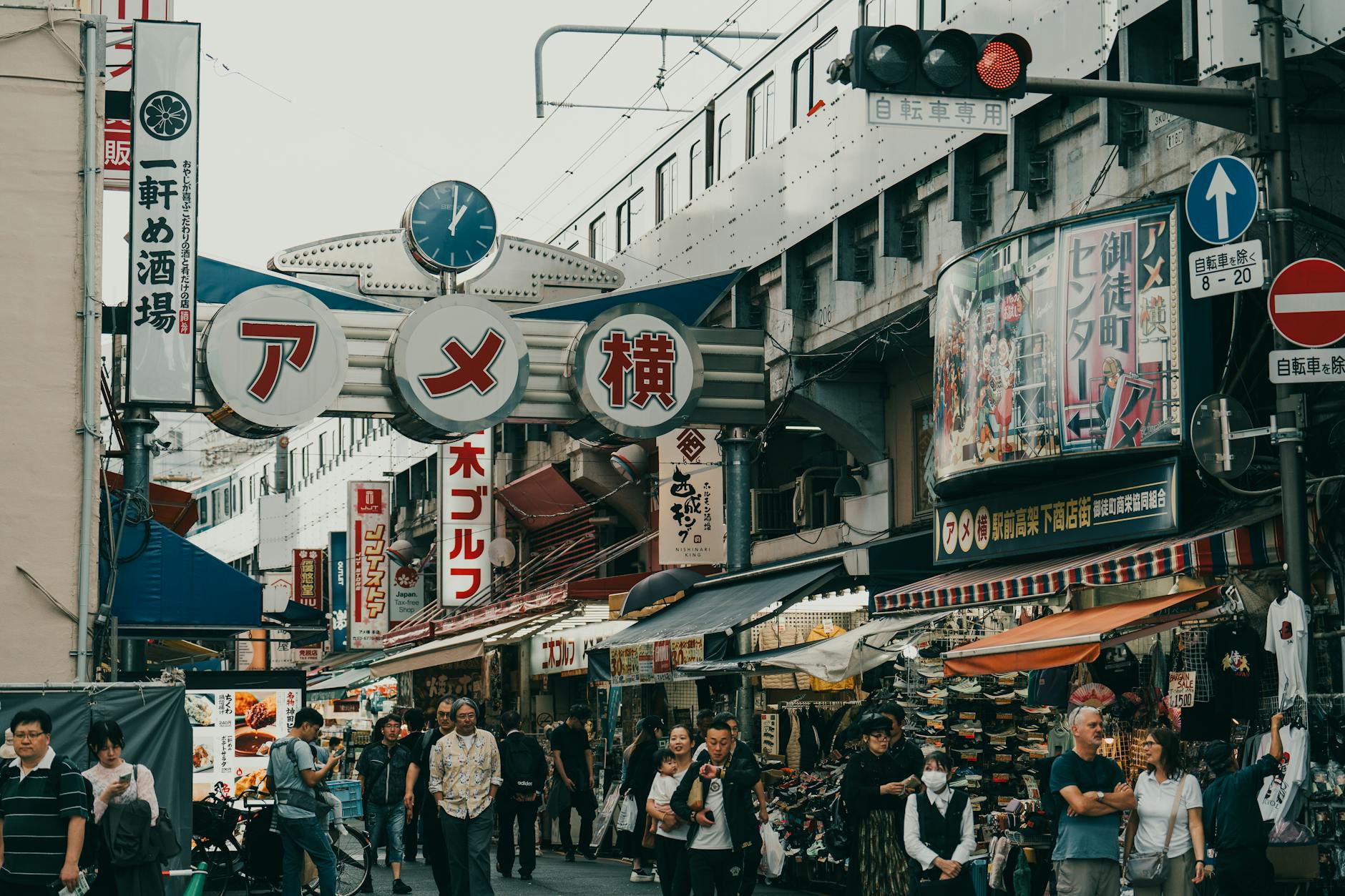 Kabukicho Ichibangai Gate: Shinjuku Night Guide