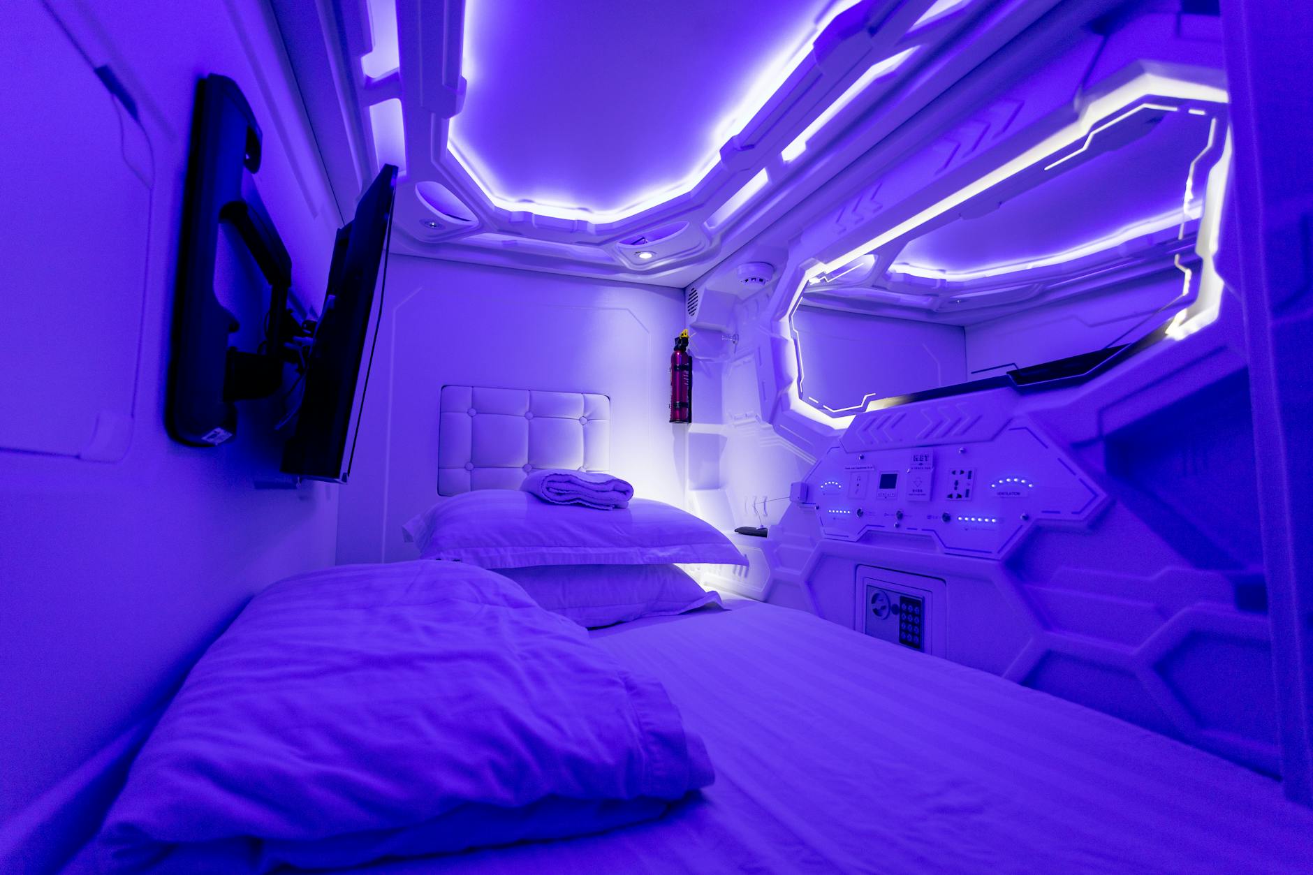 japan capsule hotel guide thumb — Tomáš Malík / Pexels