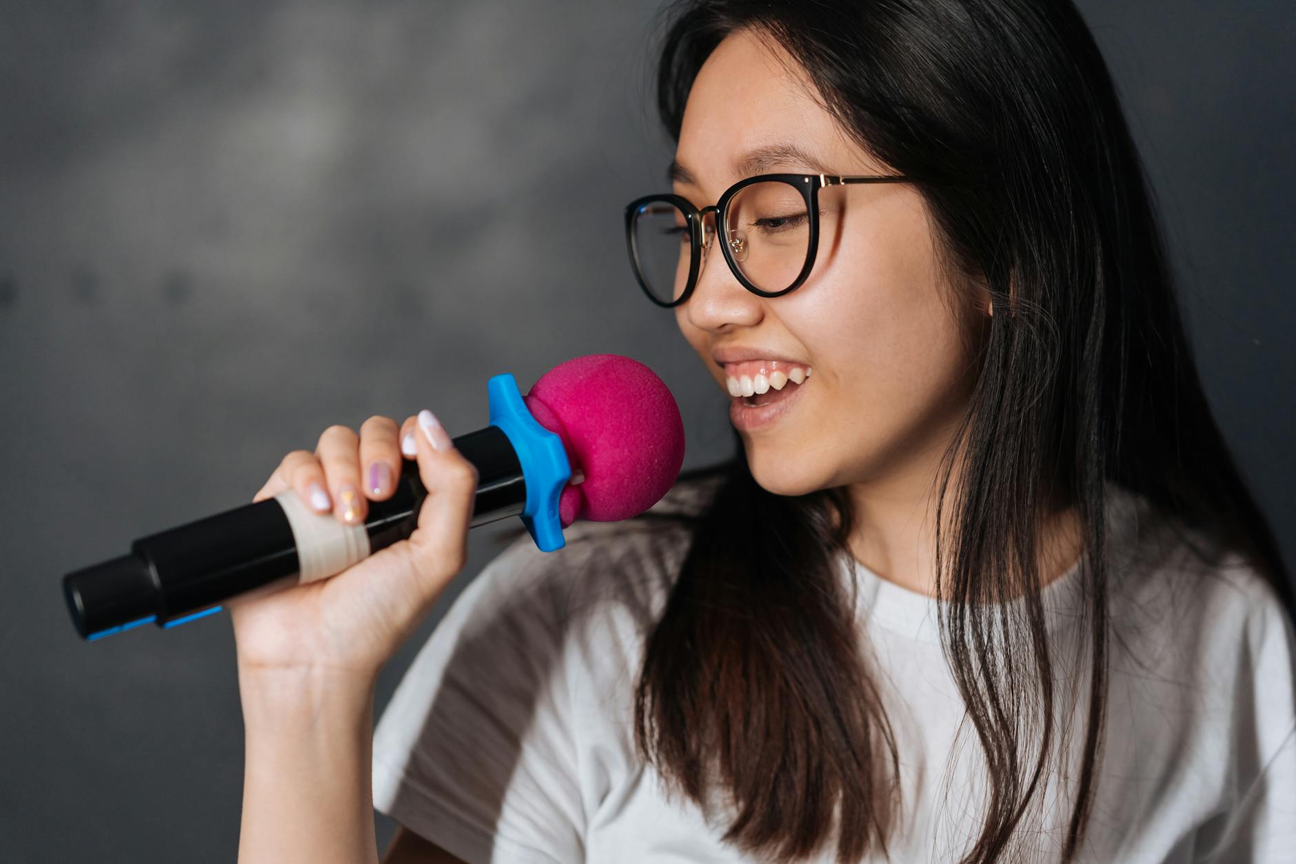 karaoke tokyo guide img3 — Mikhail Nilov / Pexels