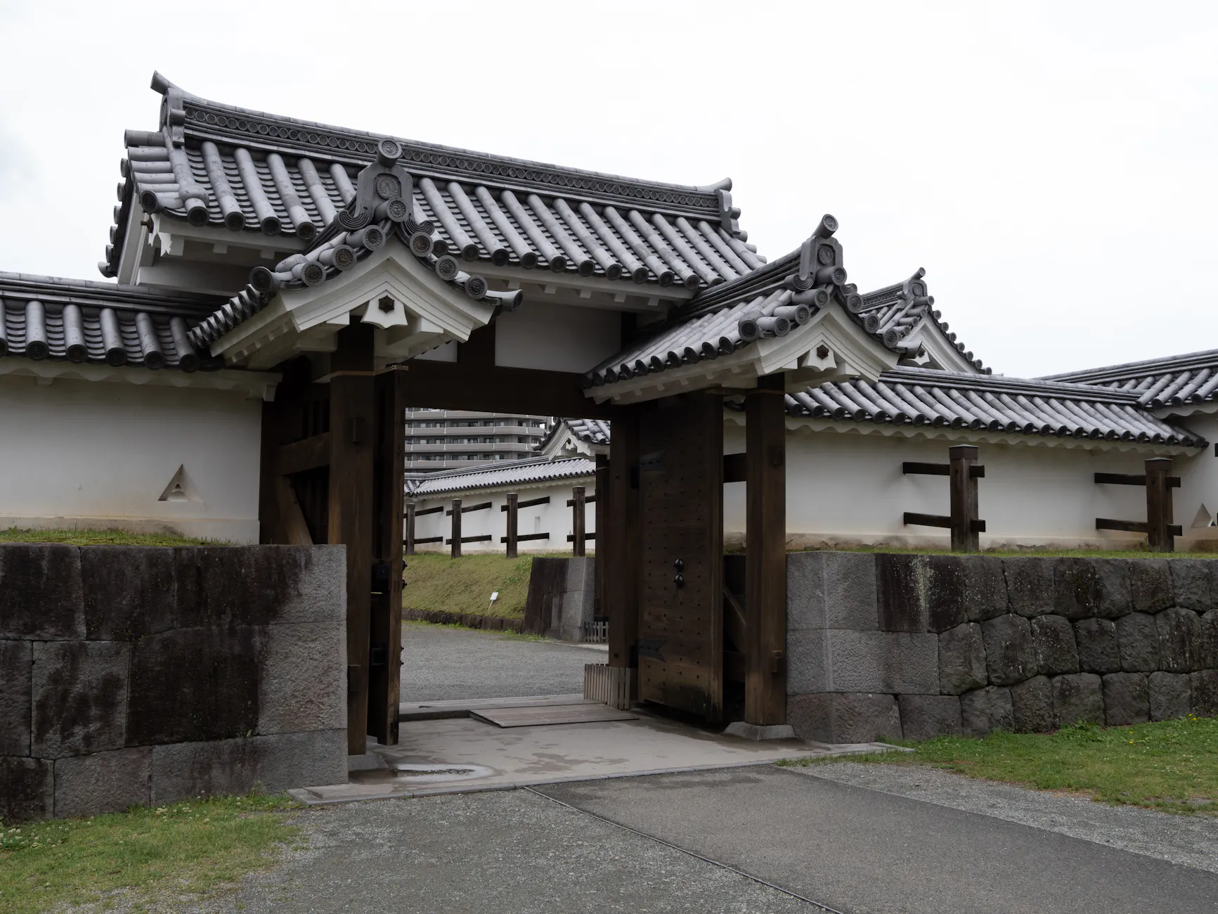 Explore the traditional architecture of Odawara Castle's entrance gate in Kanagawa, Japan.