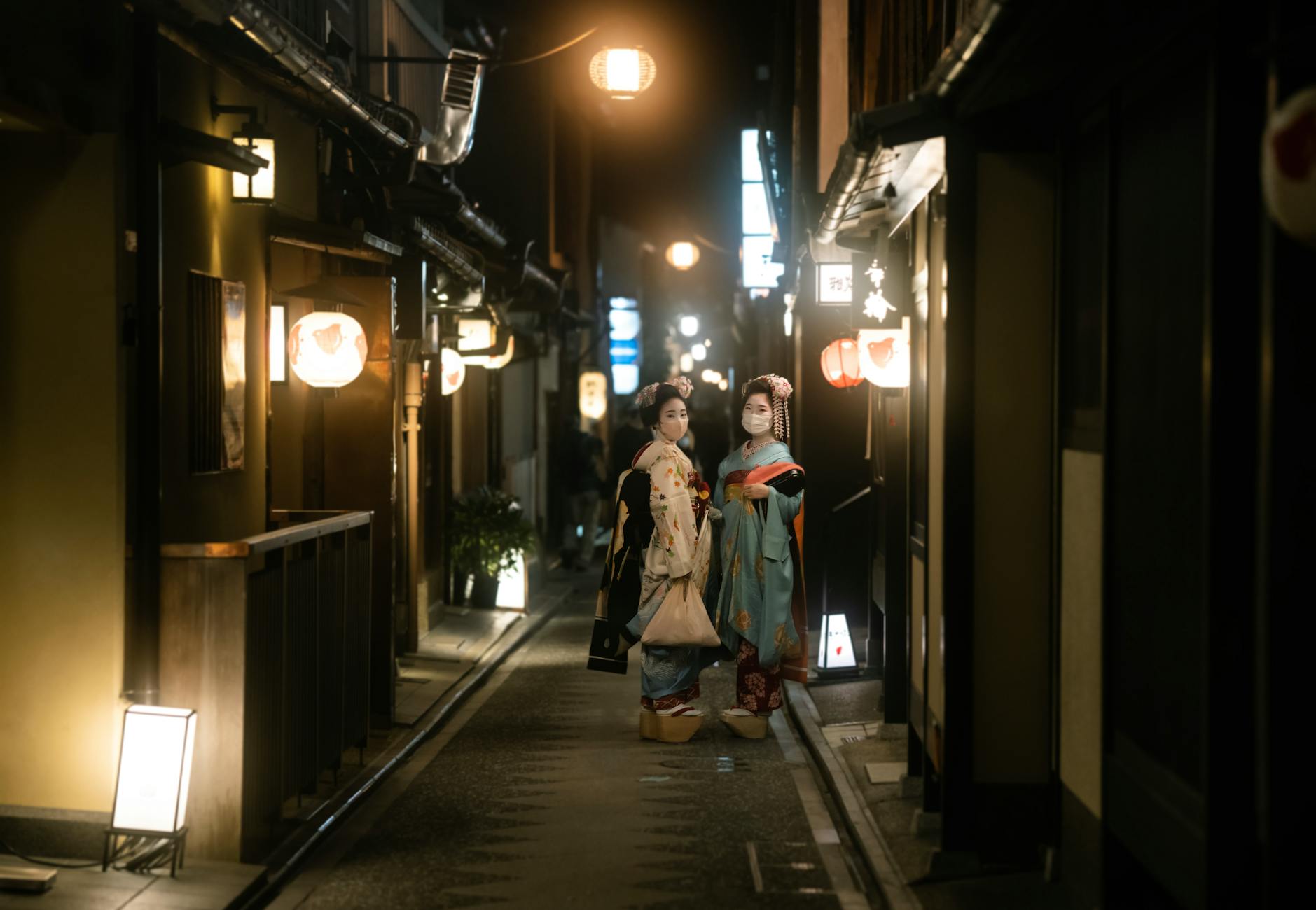 gion geisha district kyoto japan lantern — Thomas balabaud / Pexels